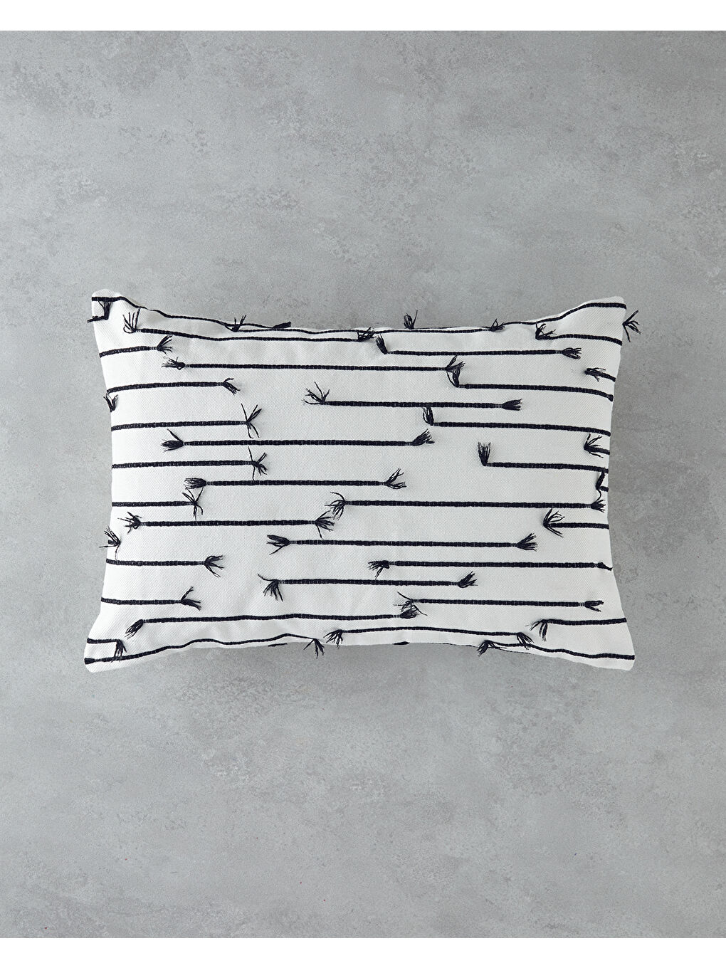 Lila Fringe Jakarlı Dekoratif Kırlent 35x50 cm Ekru-Siyah