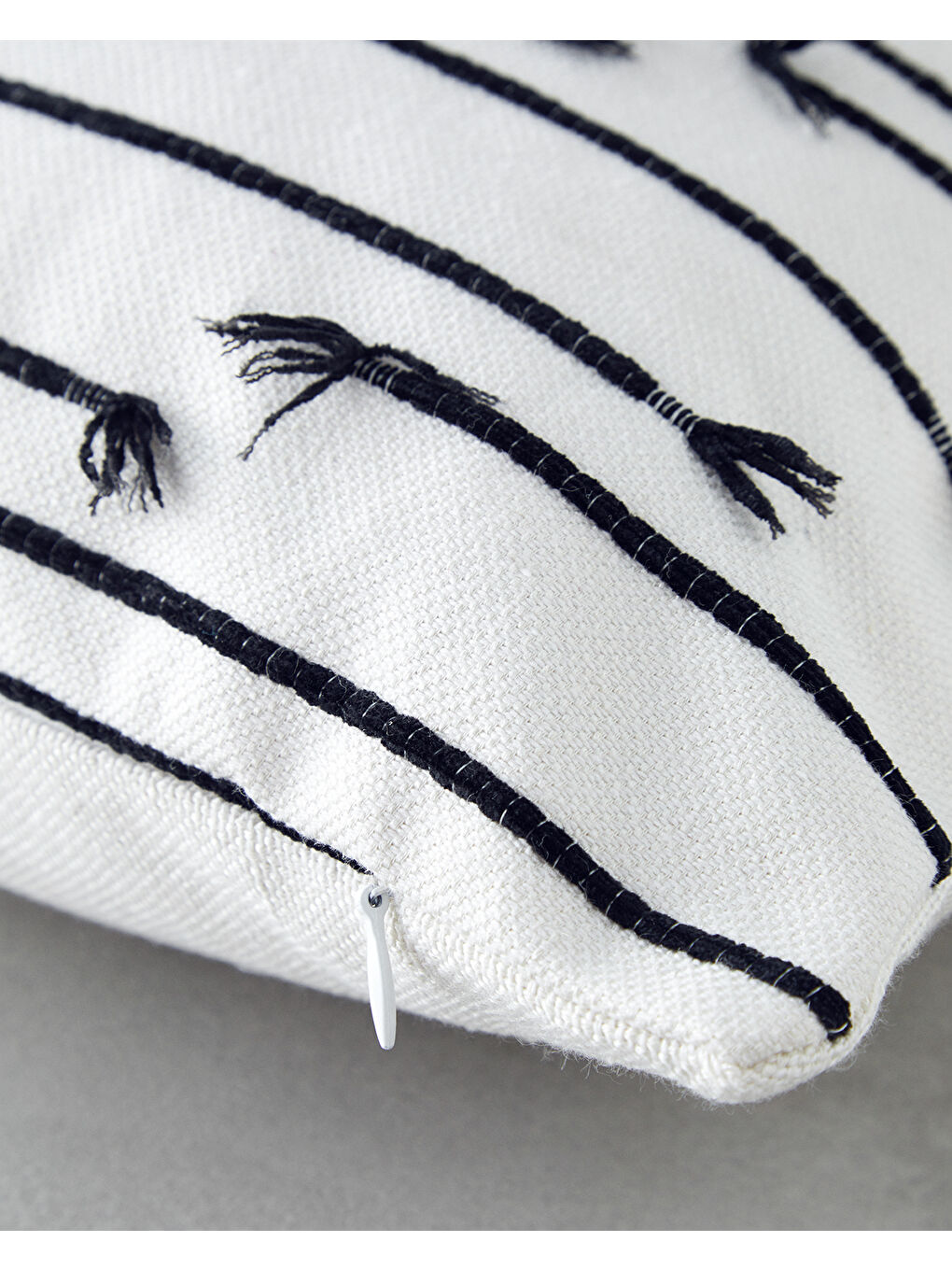 Lila Fringe Jakarlı Dekoratif Kırlent 35x50 cm Ekru-Siyah-1