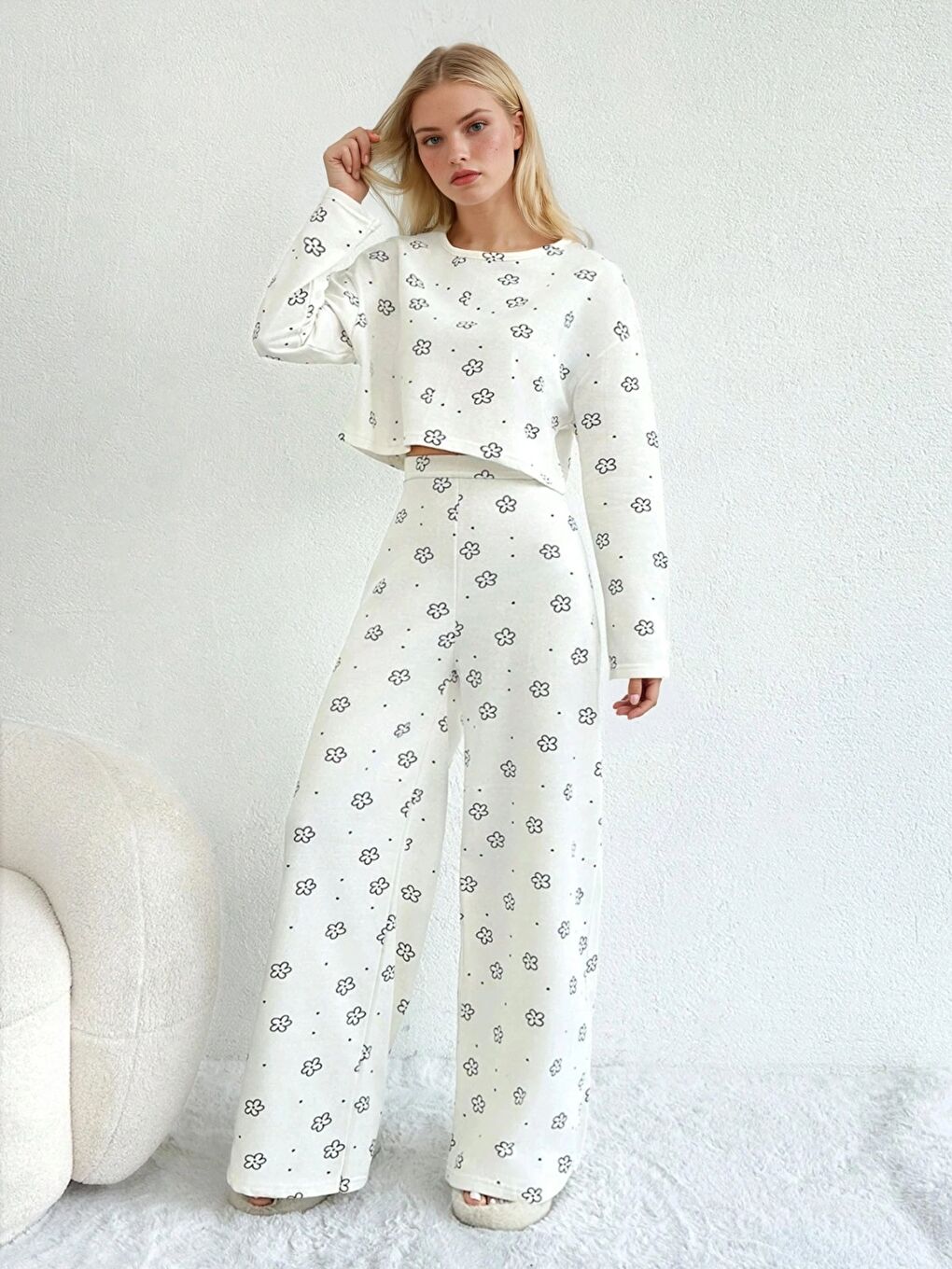 Beyaz Çiçek Desenli Uzun Kol Pijama Takımı-1