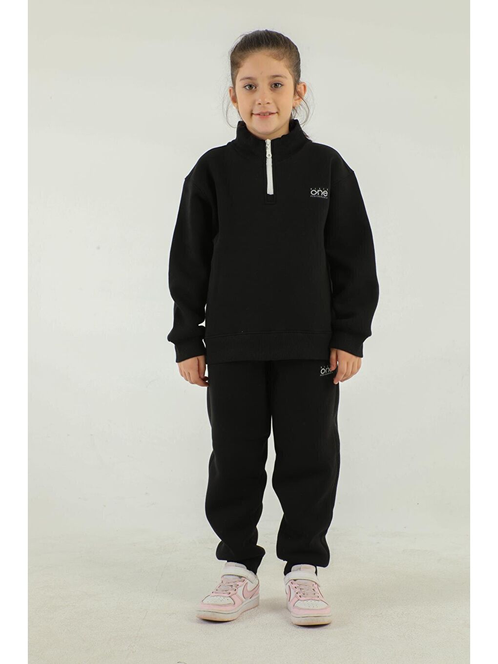 Siyah Dik Yaka Baskı Detaylı Kız Çocuk Eşofman Takımı