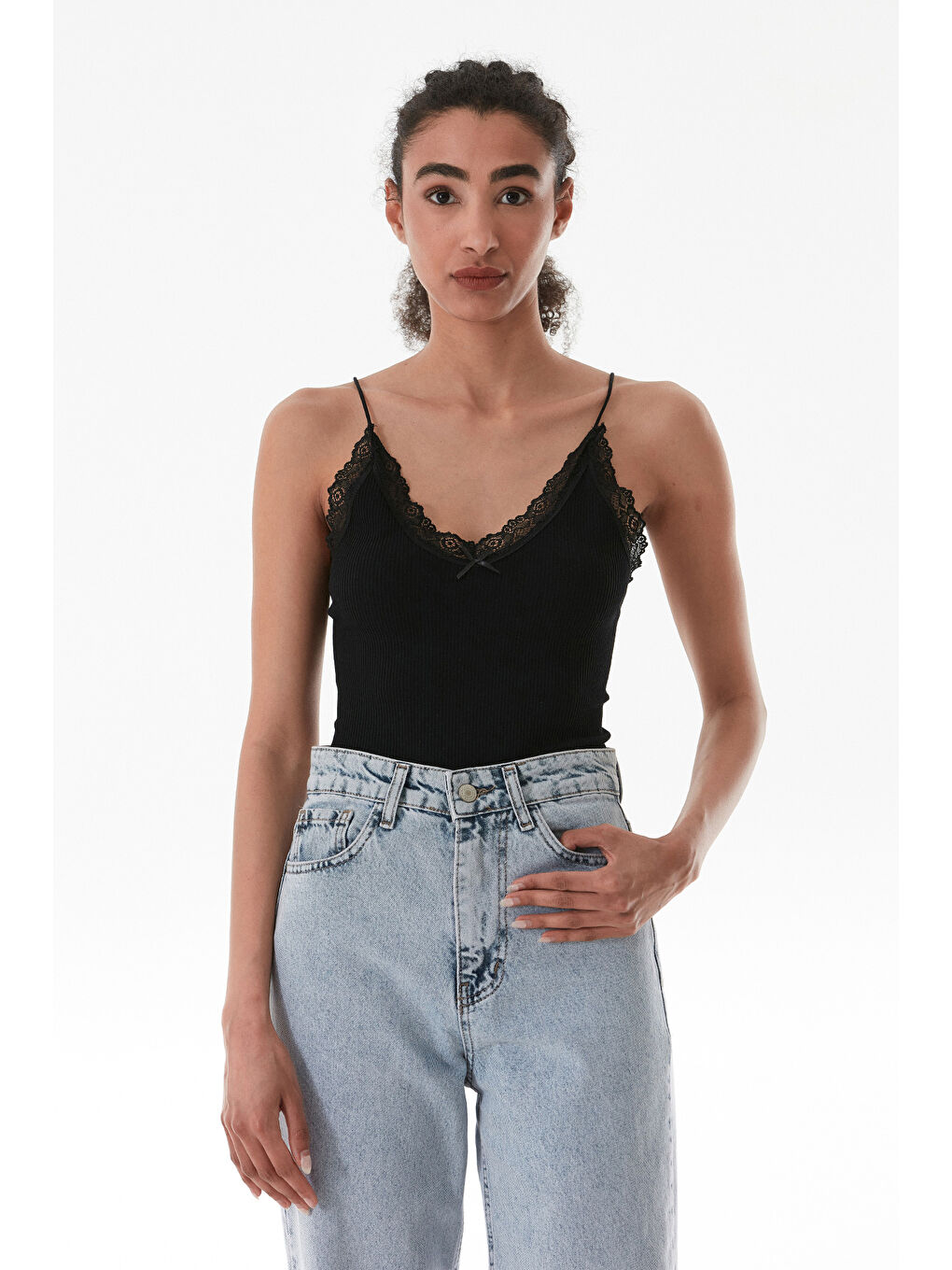 Siyah Fitilli Dantelli Kurdele Detaylı Çıtçıtlı Body