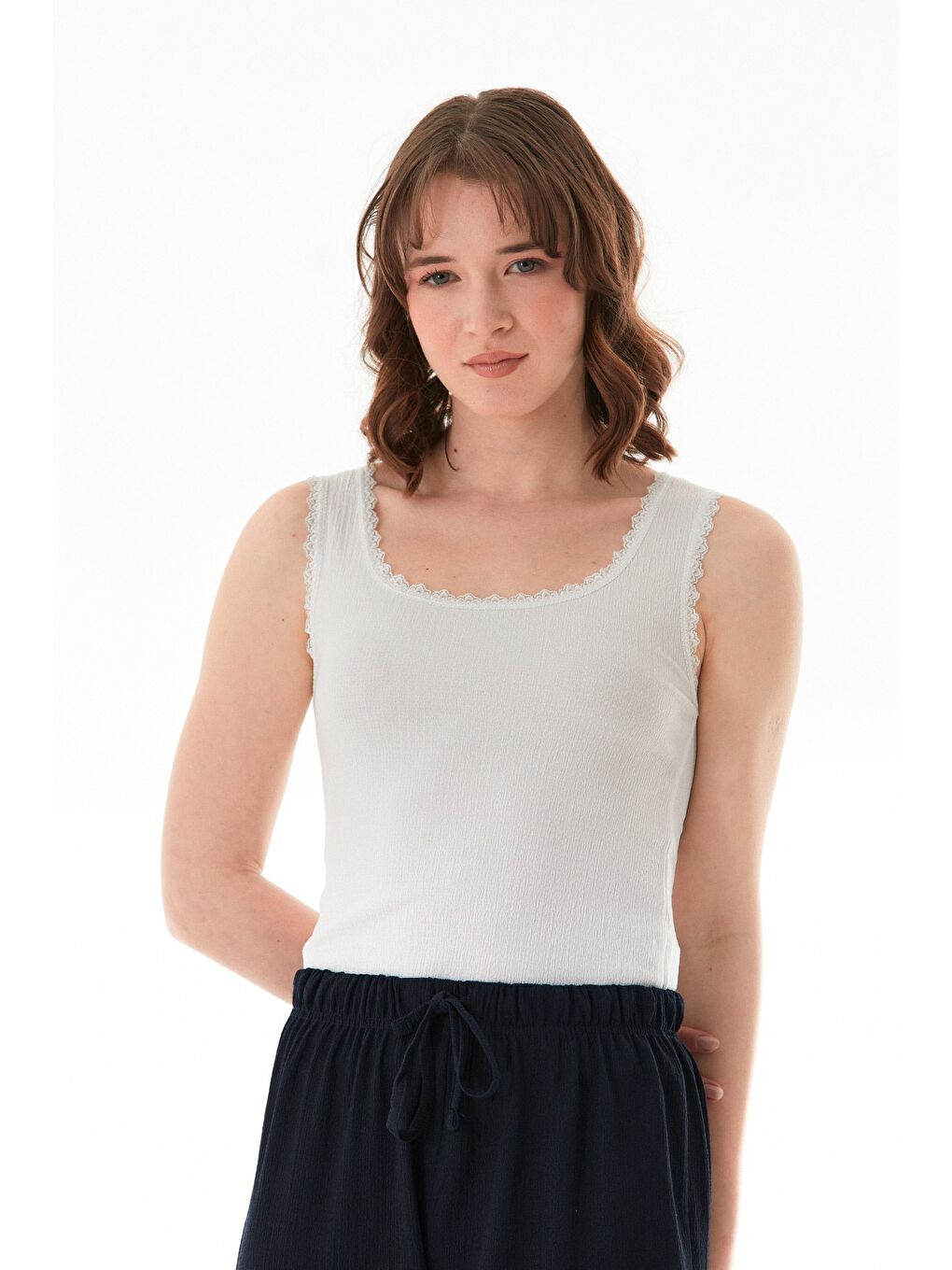 Beyaz Bürümcük Kumaş Dantelli Askılı Body-1