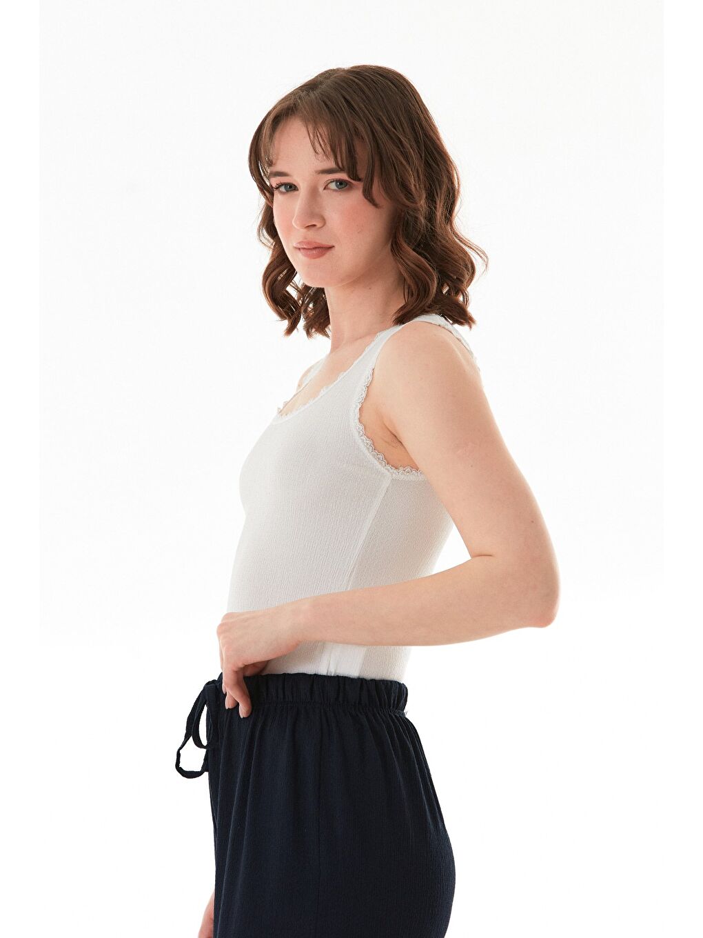 Beyaz Bürümcük Kumaş Dantelli Askılı Body-2