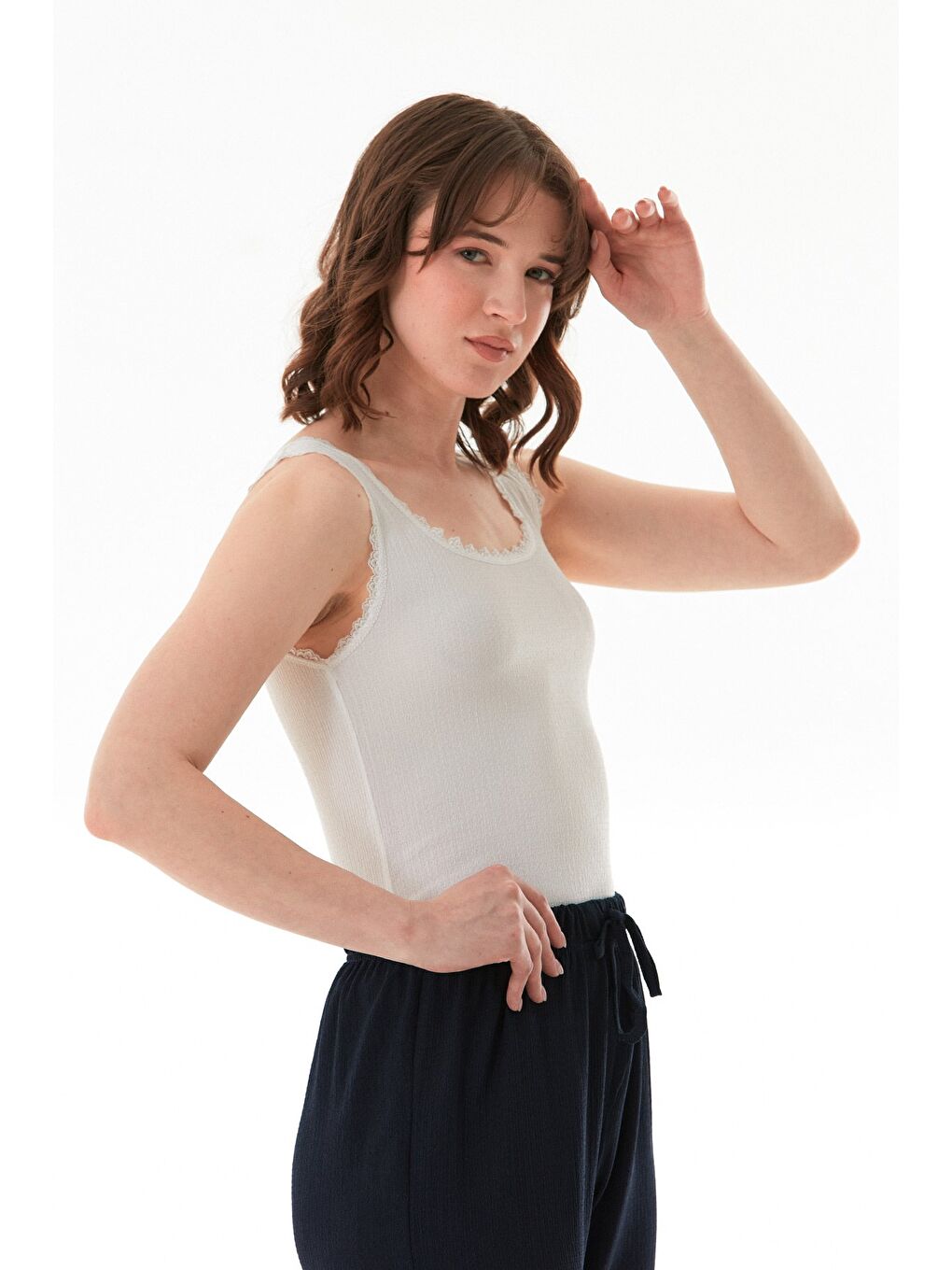 Beyaz Bürümcük Kumaş Dantelli Askılı Body-4