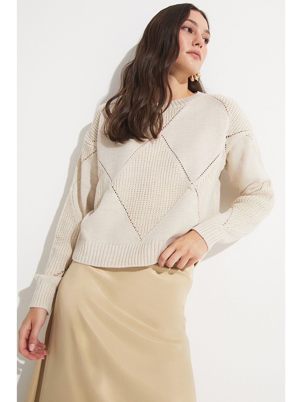 Bej Kadın Bisiklet Yaka Düşük Omuz Kendinden Desenli Triko Kazak
