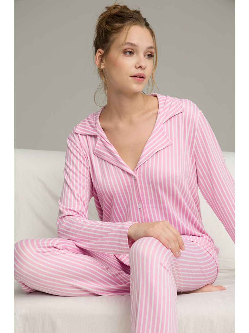 Pembe Beyaz Çizgi Desenli Gömlek Yaka Düğmeli Milan Örme Pijama Takım25224022
