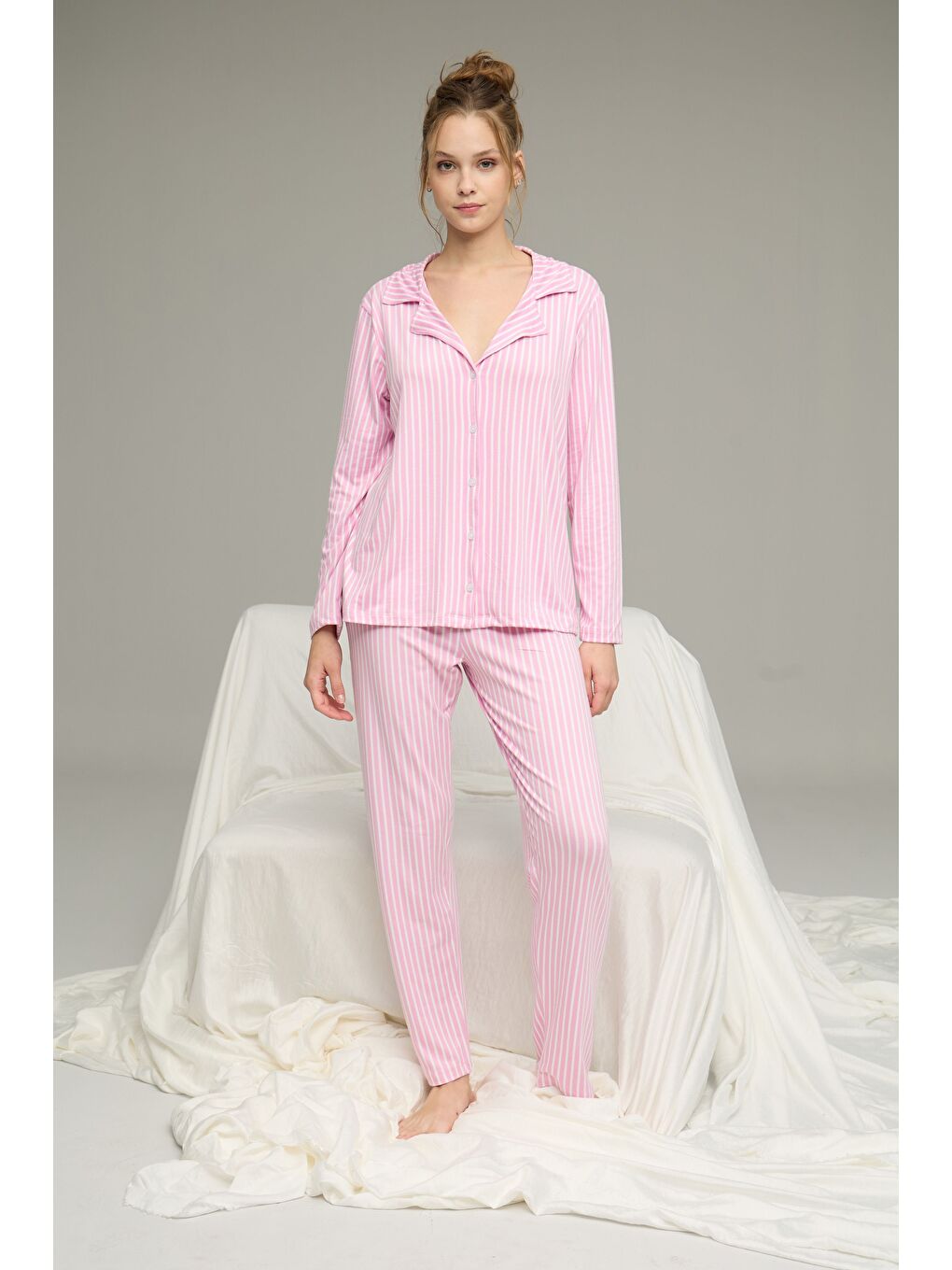 Pembe Beyaz Çizgi Desenli Gömlek Yaka Düğmeli Milan Örme Pijama Takım25224022-1
