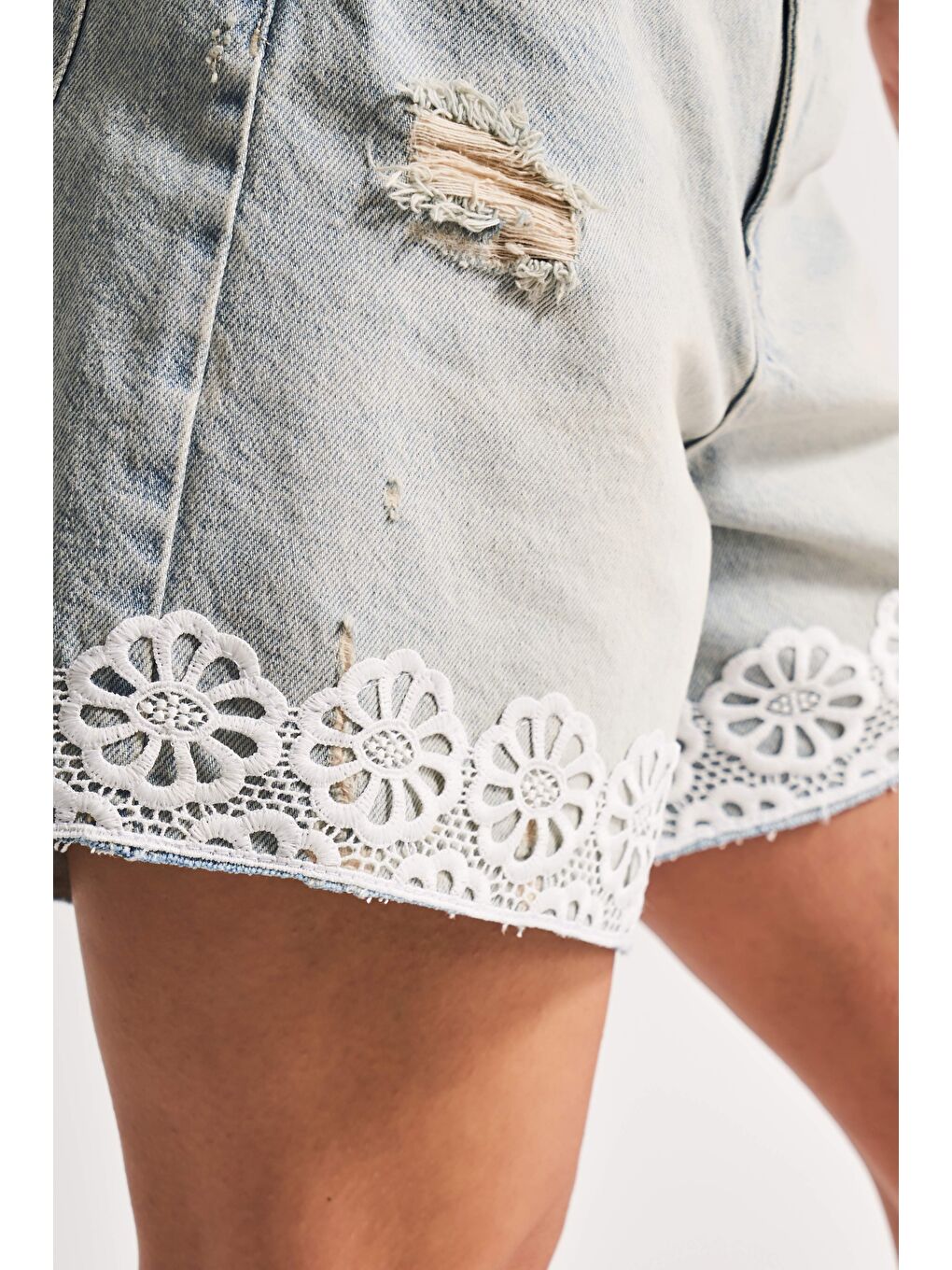 Mavi Kadın Jean Rengi D4-12s5-75 Dantel Detaylı Midi Boy Yırtık Detaylı Mom Fit Tasarım Denim Şort-4