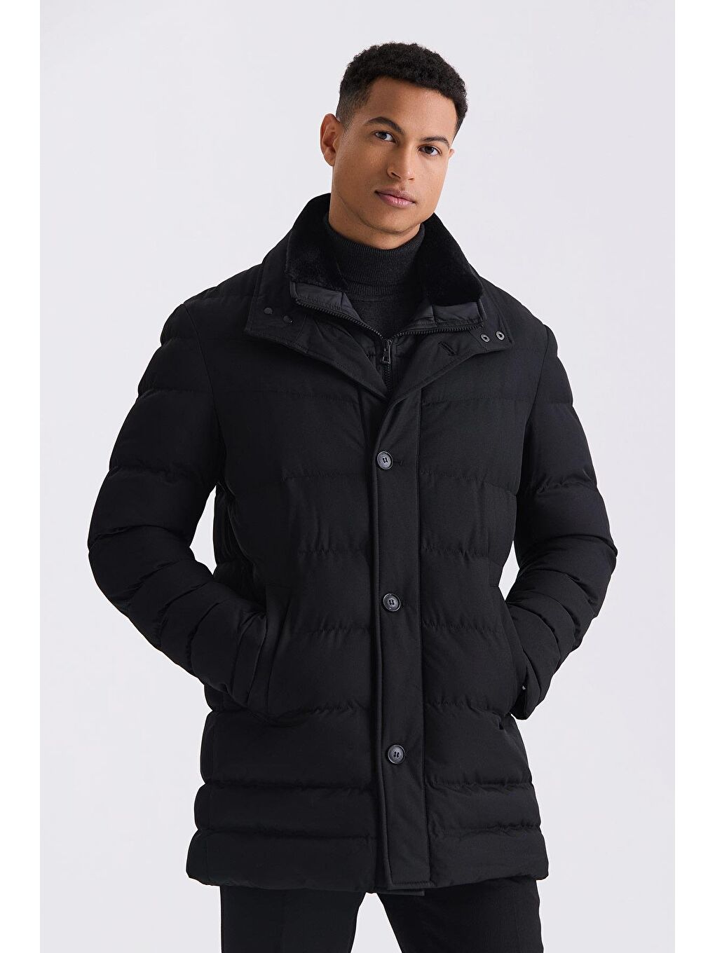 Siyah Regular Fit Yaka Kürklü Düğmeli Şişme Mont