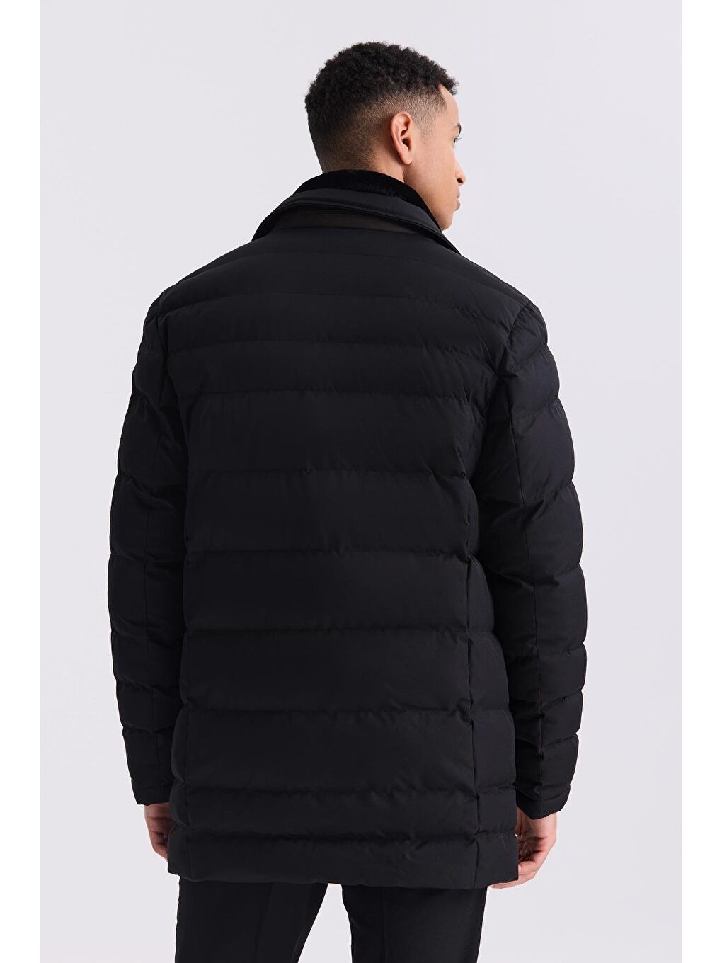 Siyah Regular Fit Yaka Kürklü Düğmeli Şişme Mont-2