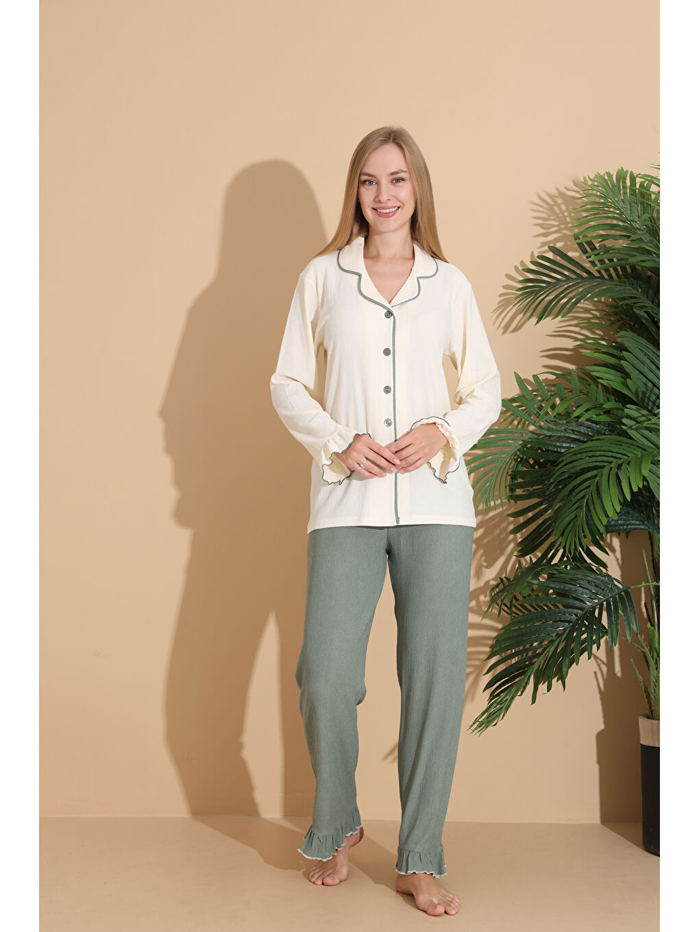 Ekru Bürümcük Kumaş Önden Düğmeli Uzun Kollu Kadın Pijama Takımı 6004-1