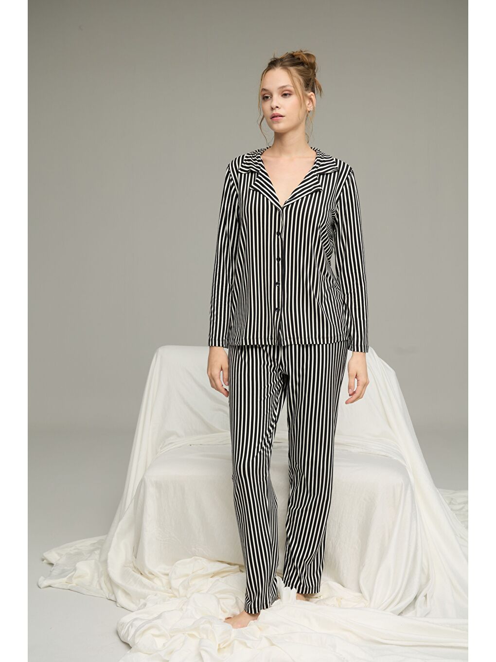 Siyah Beyaz Çizgi Desenli Gömlek Yaka Düğmeli Milan Örme Pijama Takım25224032-1