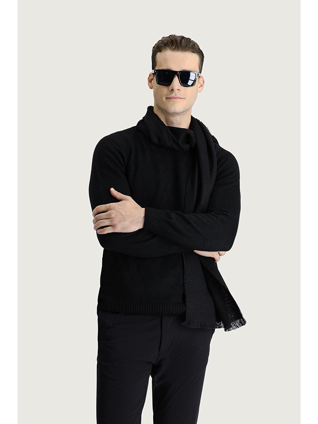 Siyah Bisiklet Yaka Regular Fit Desenli Triko Kazak-1