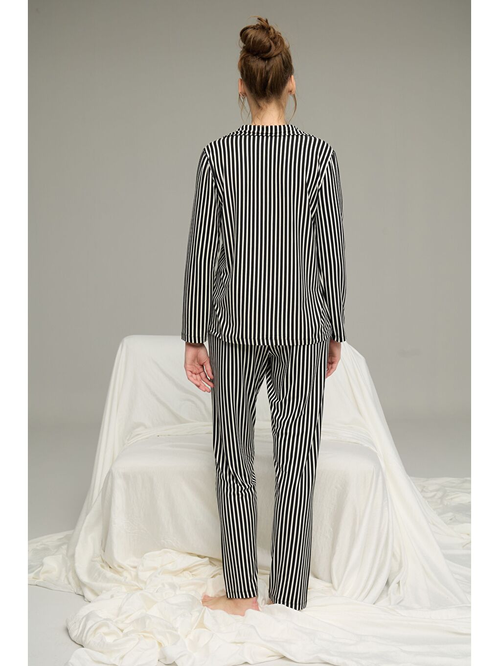 Siyah Beyaz Çizgi Desenli Gömlek Yaka Düğmeli Milan Örme Pijama Takım25224032-2