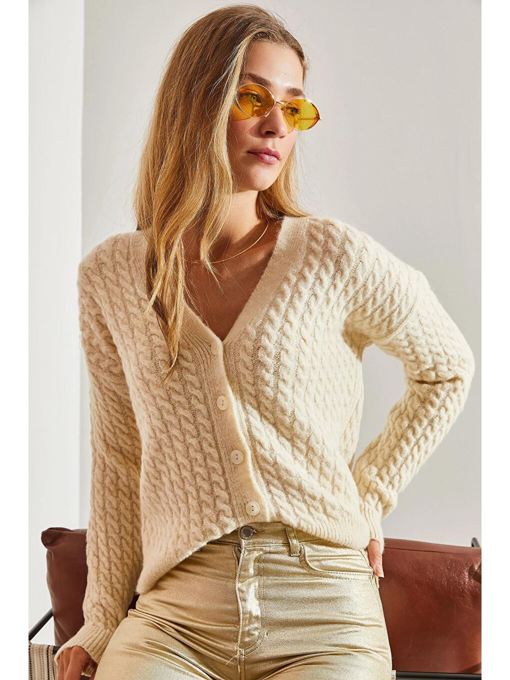 Bej Kadın Saç Örgülü Düğmeli Triko Hırka