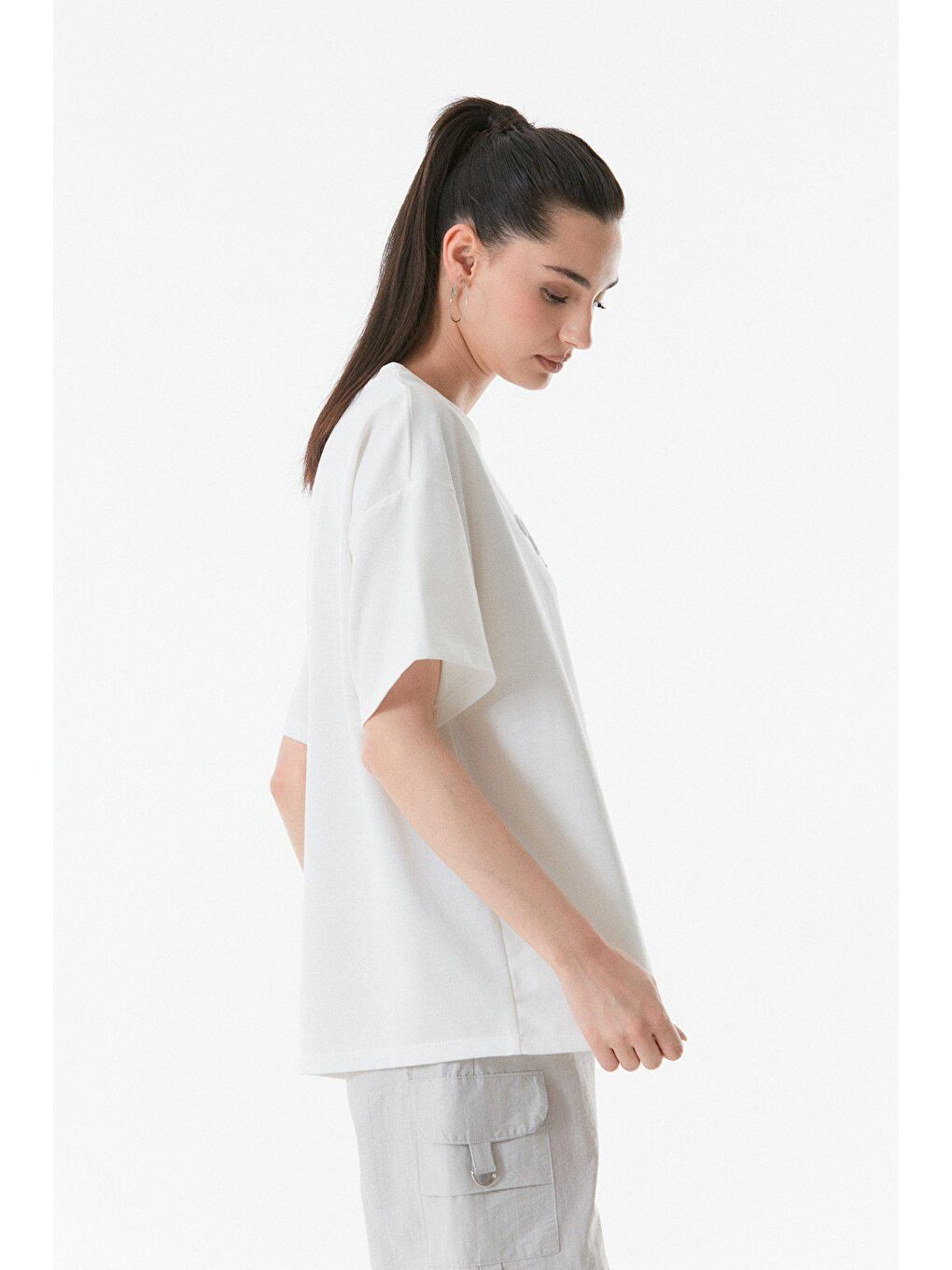 Ekru Kabartma Baskılı Bisiklet Yaka Tişört-4