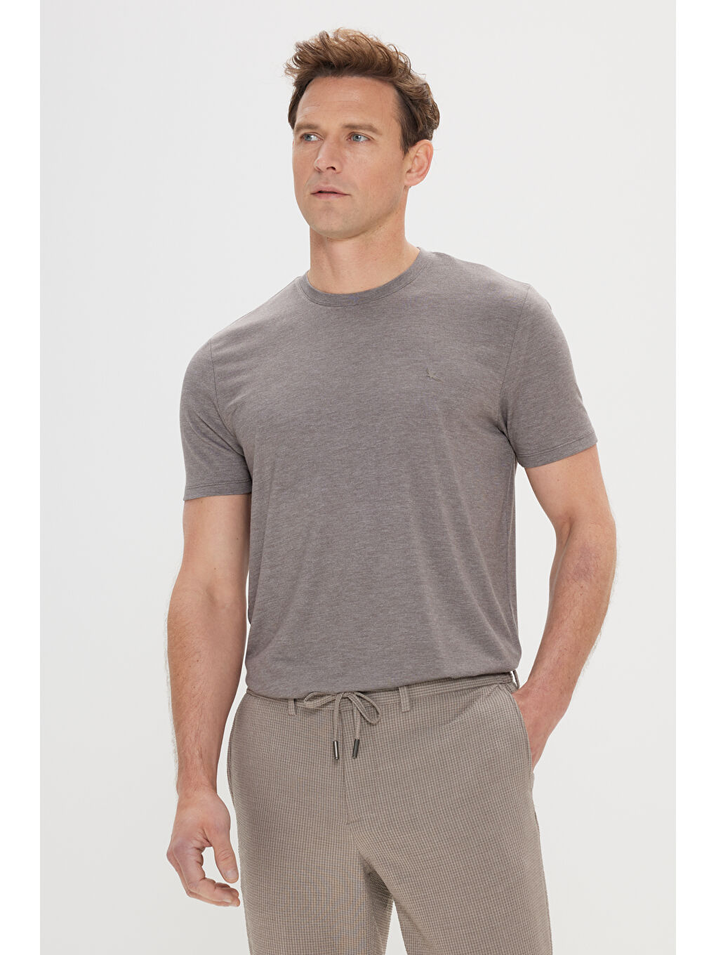 Erkek Kahverengi Slim Fit Dar Kesim Bisiklet Yaka Jakarlı Tişört