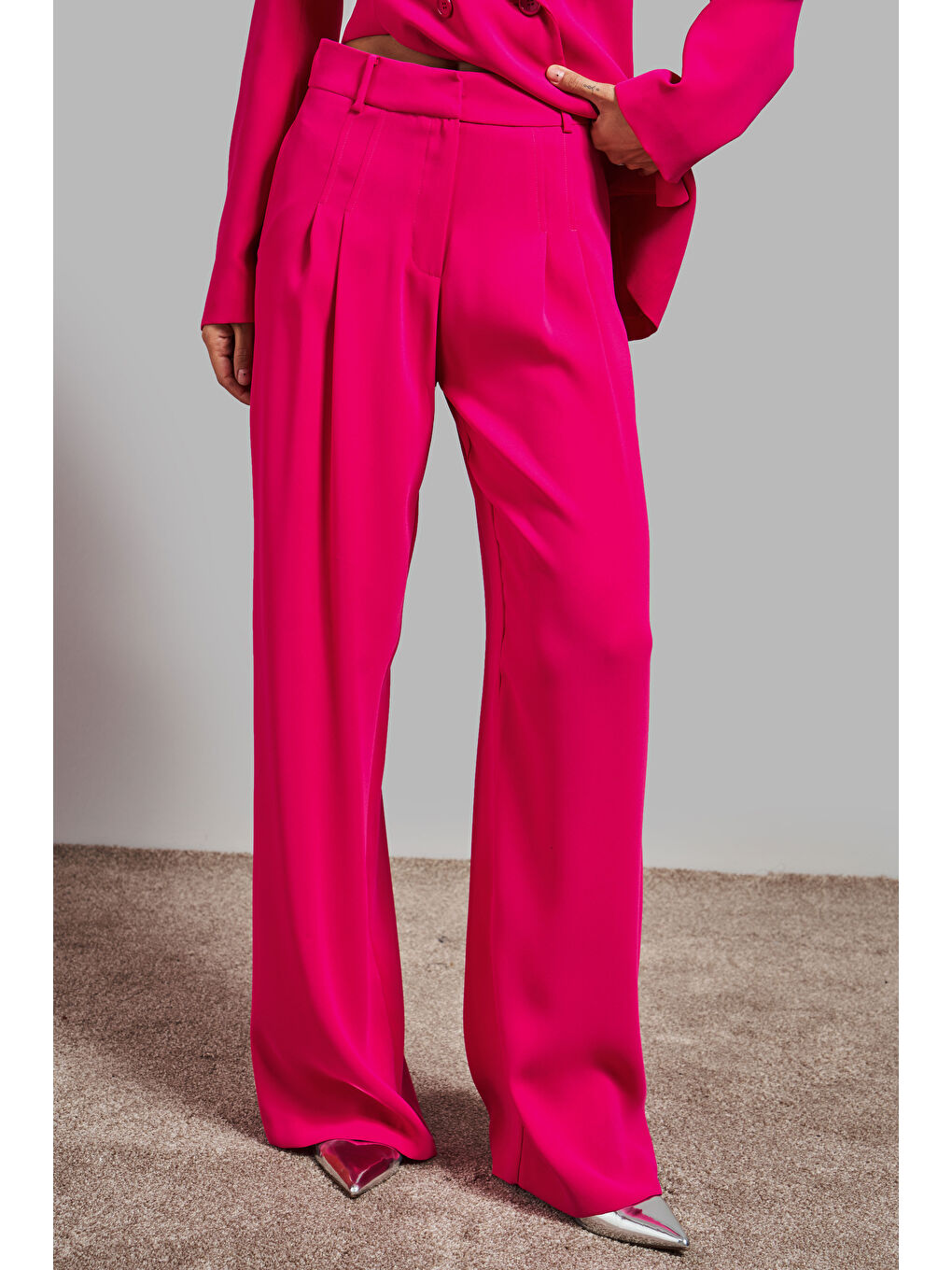 Kadın Fuşya Renk Bol Kesim Pileli Dökümlü Kumaş Pantolon