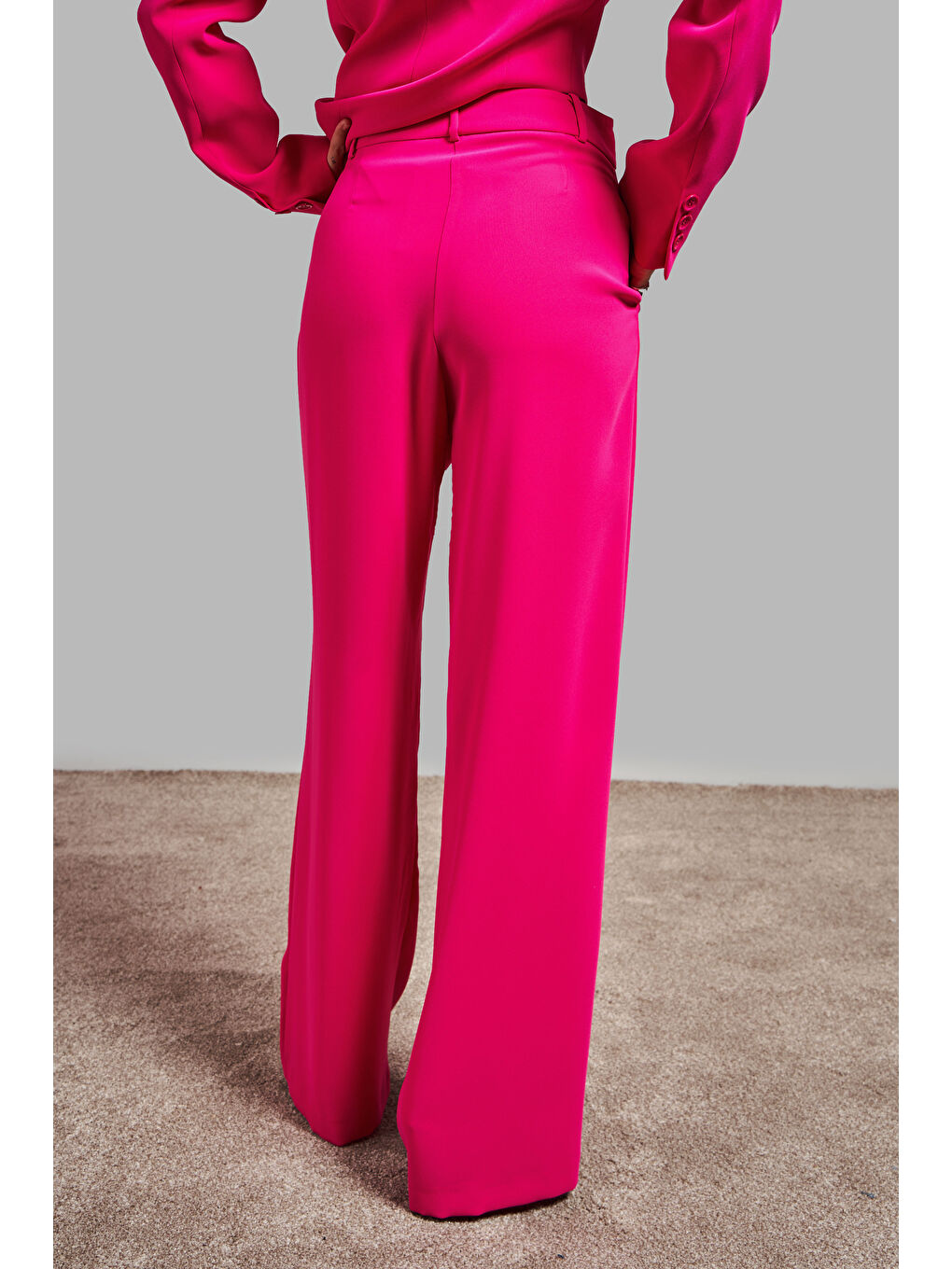 Kadın Fuşya Renk Bol Kesim Pileli Dökümlü Kumaş Pantolon-4