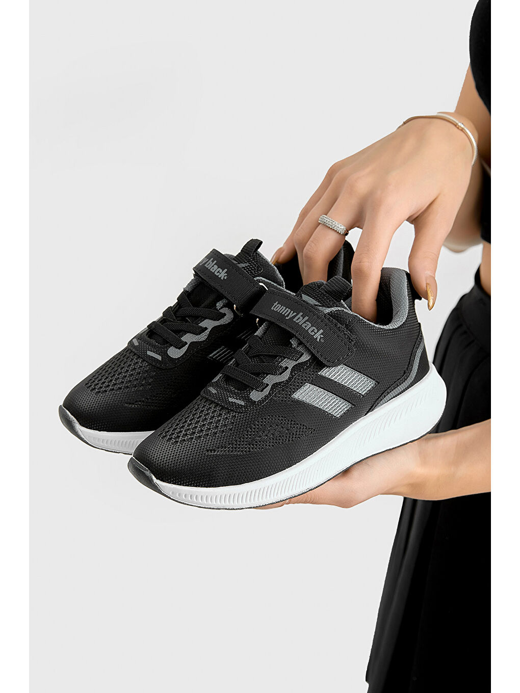 Çocuk Unisex Siyah Füme Eva Taban Yanı Şeritli File Detaylı Cırtlı Spor Ayakkabı-3