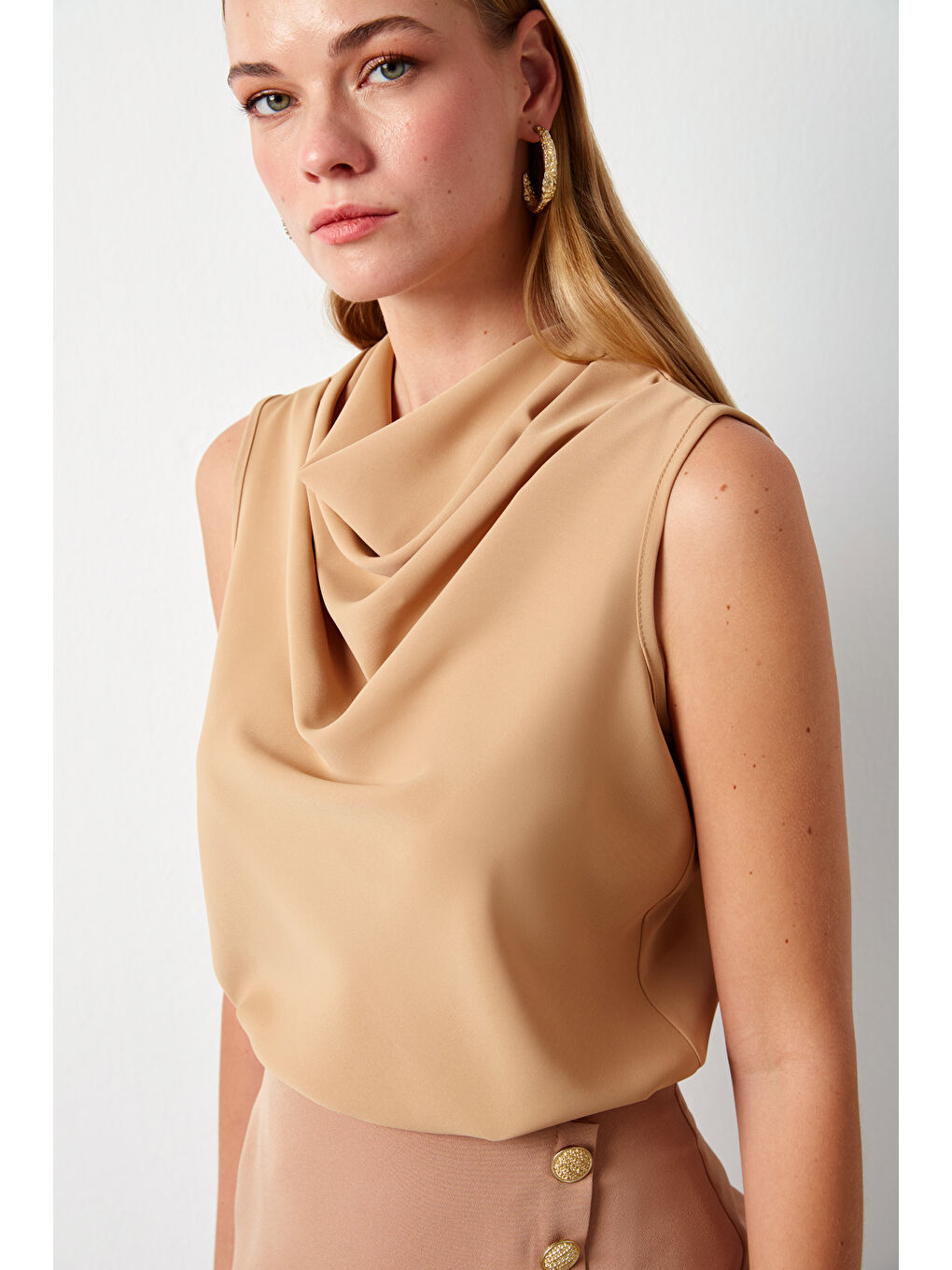 SATEEN Kahverengi Degaje Yaka Kolsuz Bluz - Camel