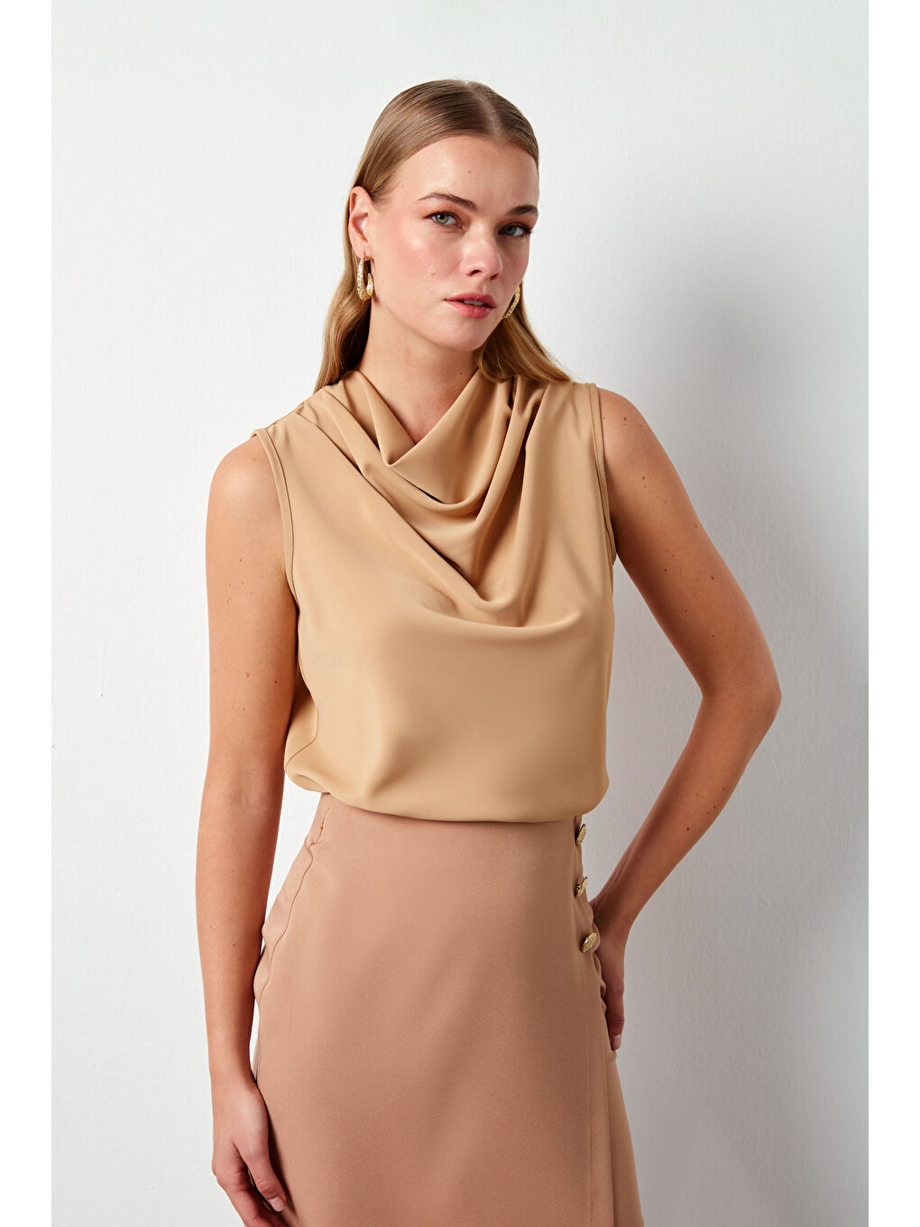 SATEEN Kahverengi Degaje Yaka Kolsuz Bluz - Camel - 3