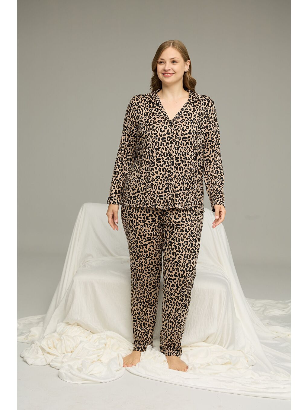 Karışık Leopar Desenli Büyük Beden Battal Boy Gömlek Yaka Düğmeli Milan Örme Pijama Takım25224317-1