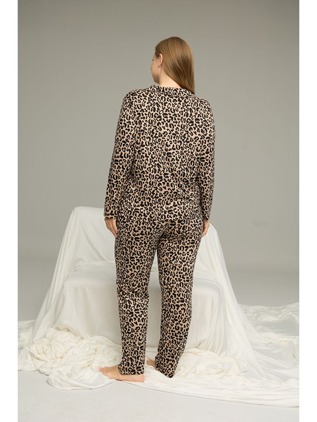 Karışık Leopar Desenli Büyük Beden Battal Boy Gömlek Yaka Düğmeli Milan Örme Pijama Takım25224317-2