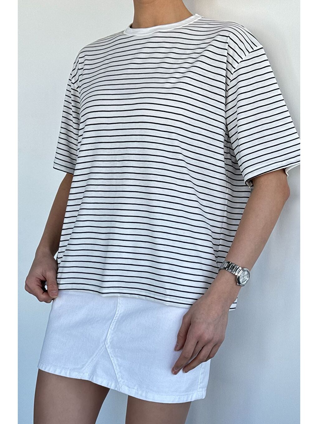Beyaz Kadın Bisiklet Yaka Çizgi Desenli Tişört-1