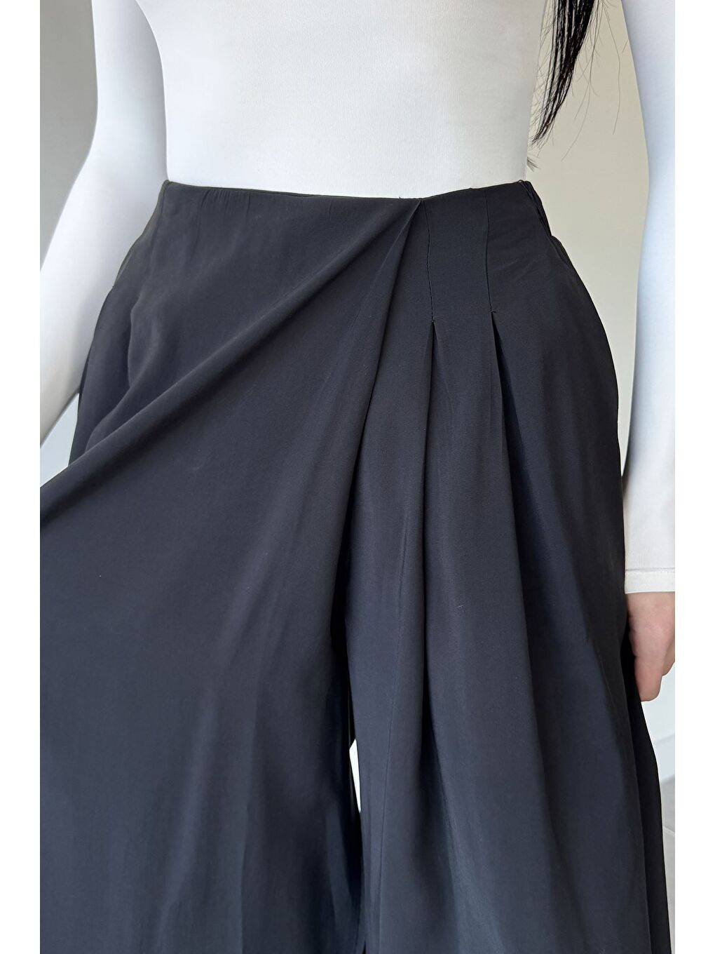 Siyah Perry Kadın Pileli Bol Kesim Pantolon-1