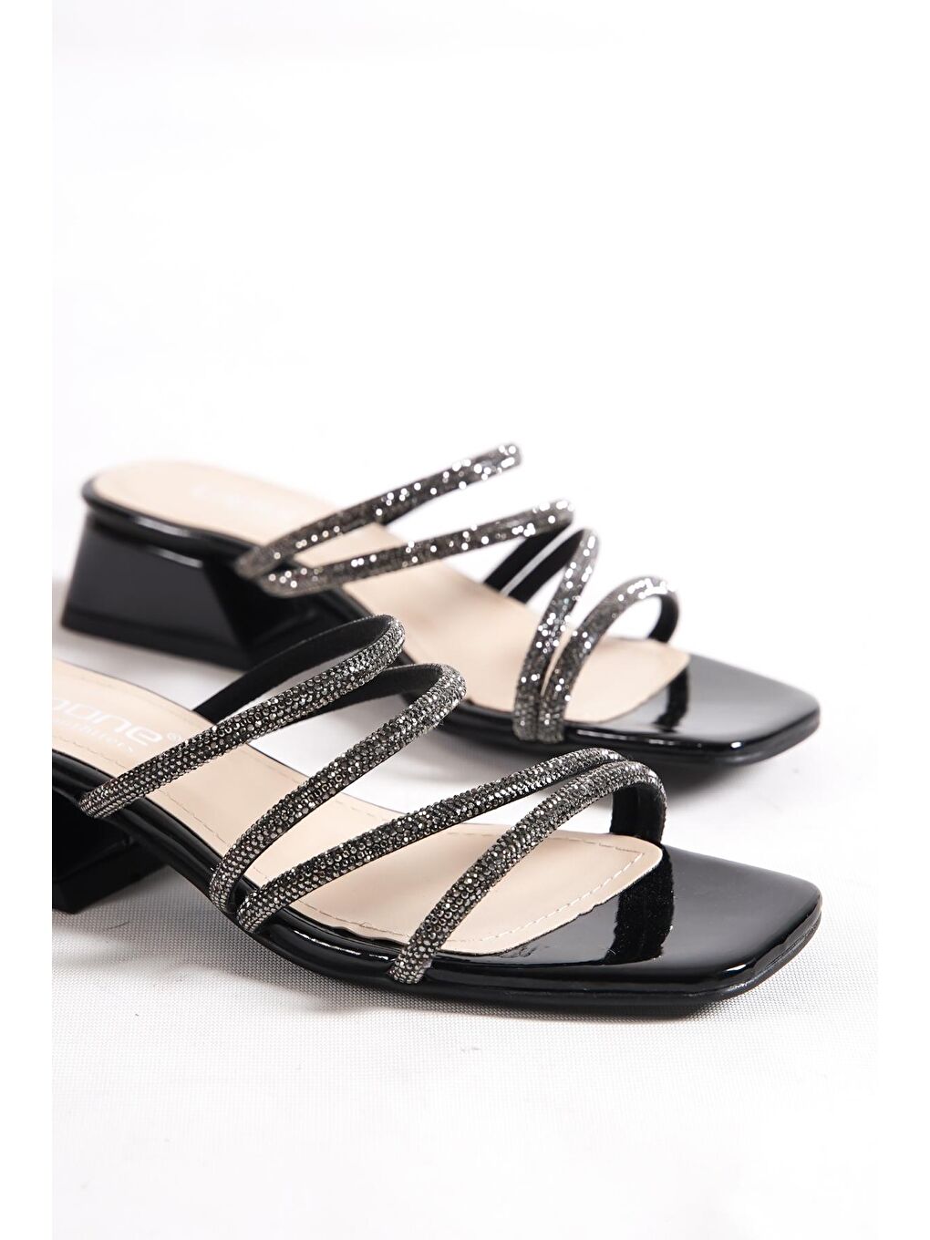 Siyah Küt Burunlu Taşlı Bantlı Kısa Topuklu Rugan Kadın Terlik-2