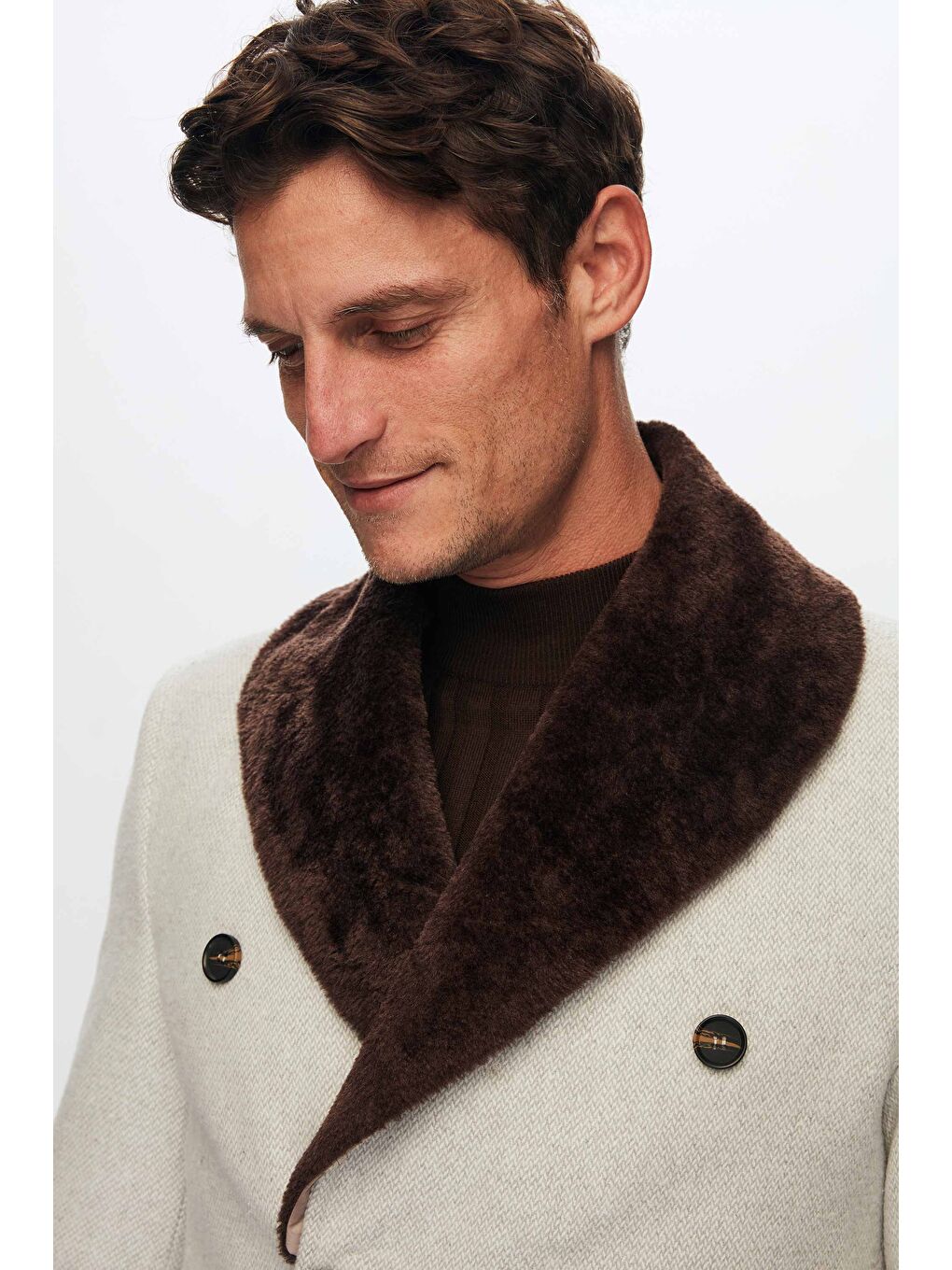 Regular Fit Bej Yakası Çıkartılabilir Kürklü Kruvaze Kaban-3