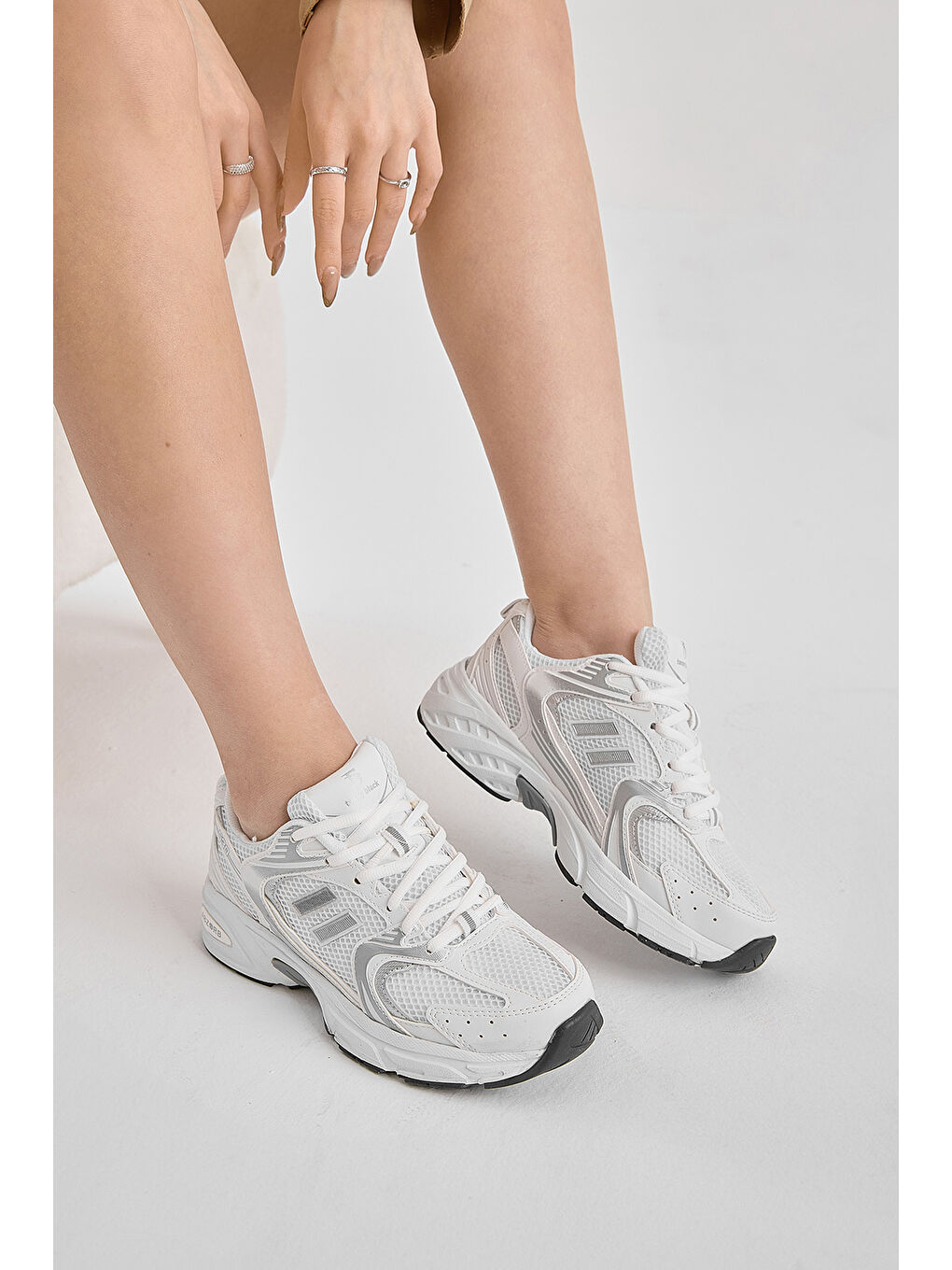 Kadın Beyaz Gümüş Yüksek Faylon Taban Fileli Desenli Spor Ayakkabı
