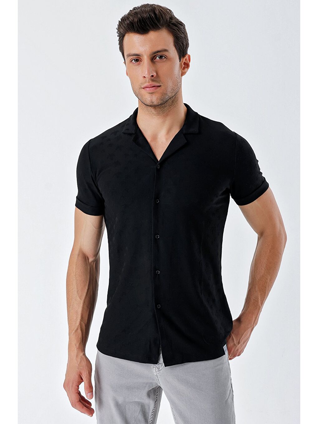 Siyah Kısa Kollu Desenli Jakarlı Apaş Yaka Cepsiz Casual Slim Fit Dar Kesim Gömlek 1004230150-1