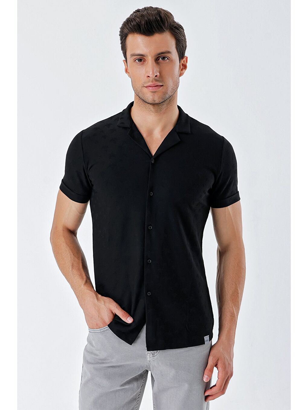 Siyah Kısa Kollu Desenli Jakarlı Apaş Yaka Cepsiz Casual Slim Fit Dar Kesim Gömlek 1004230150-2