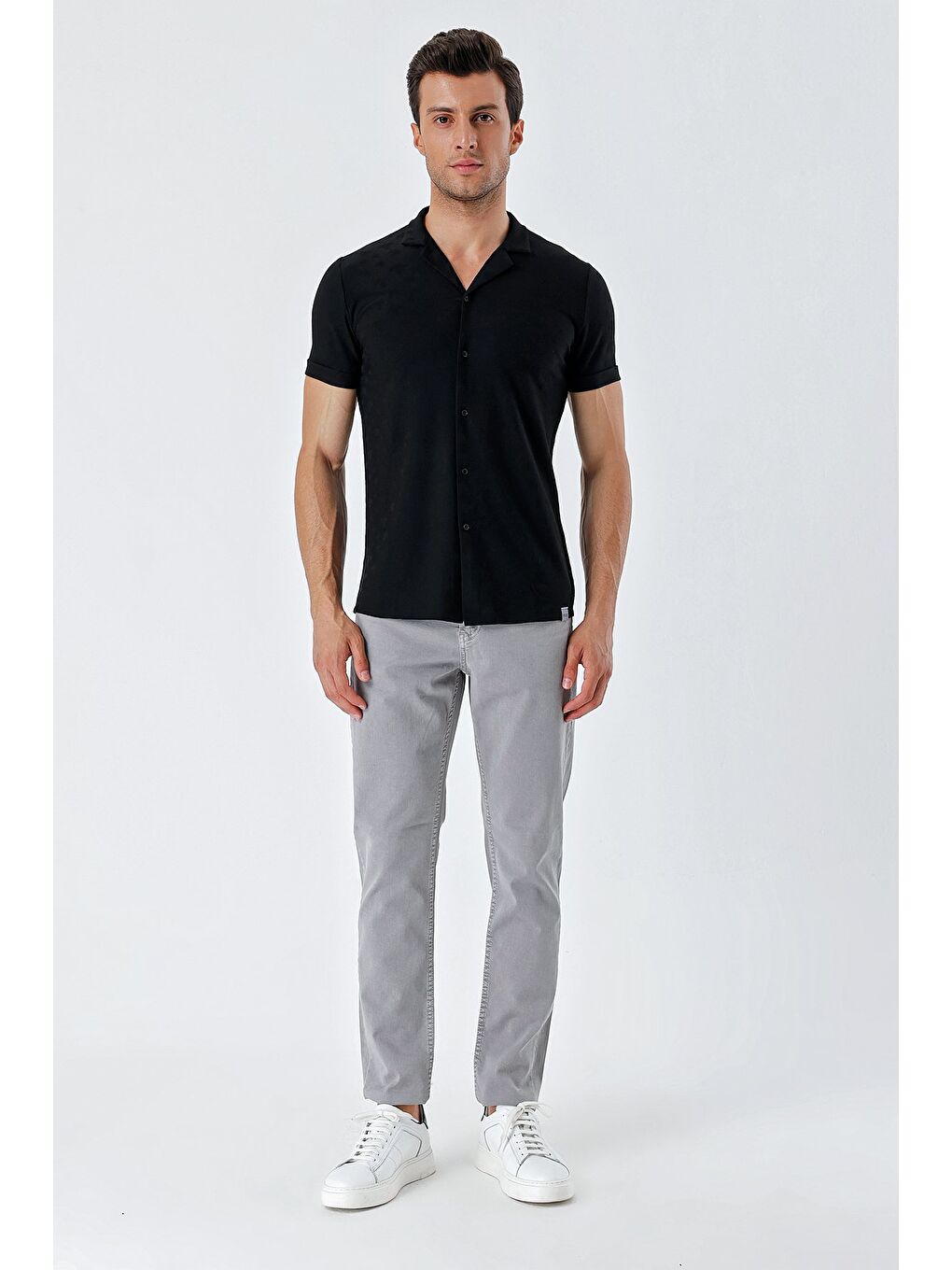 Siyah Kısa Kollu Desenli Jakarlı Apaş Yaka Cepsiz Casual Slim Fit Dar Kesim Gömlek 1004230150-3