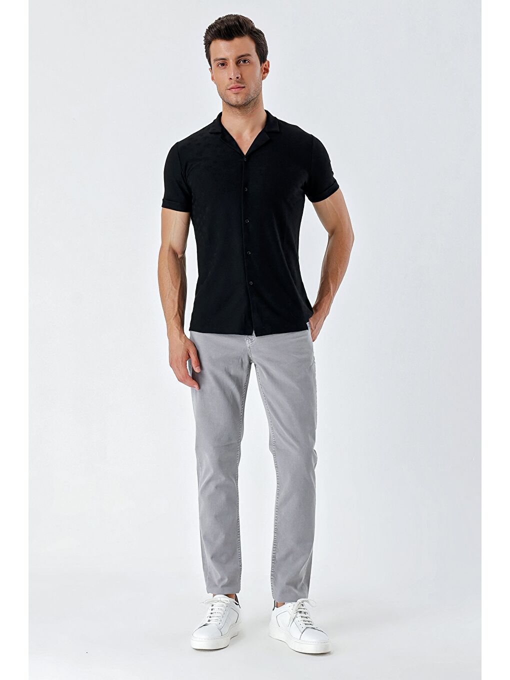 Siyah Kısa Kollu Desenli Jakarlı Apaş Yaka Cepsiz Casual Slim Fit Dar Kesim Gömlek 1004230150-4