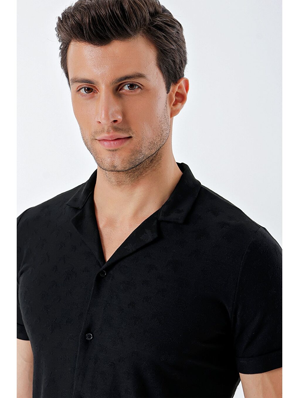Siyah Kısa Kollu Desenli Jakarlı Apaş Yaka Cepsiz Casual Slim Fit Dar Kesim Gömlek 1004230150-6