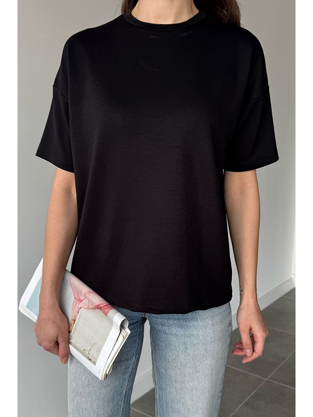 Siyah Bisiklet Yaka Kadın Tişört-1