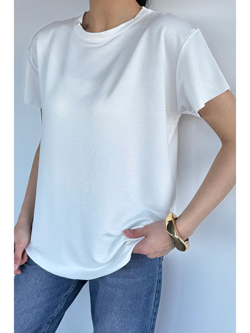 Ekru Kadın Bisiklet Yaka Lazer Kesim Tişört-1