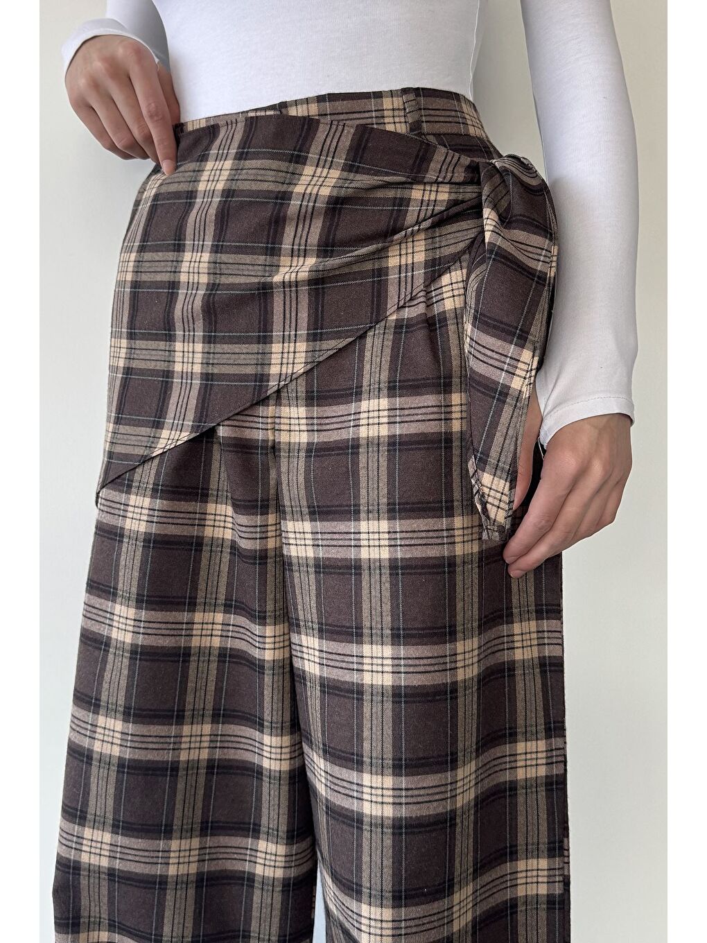 Kahverengi Kadın Bel Lastikli Ekose Desenli Fularlı Pantolon-1