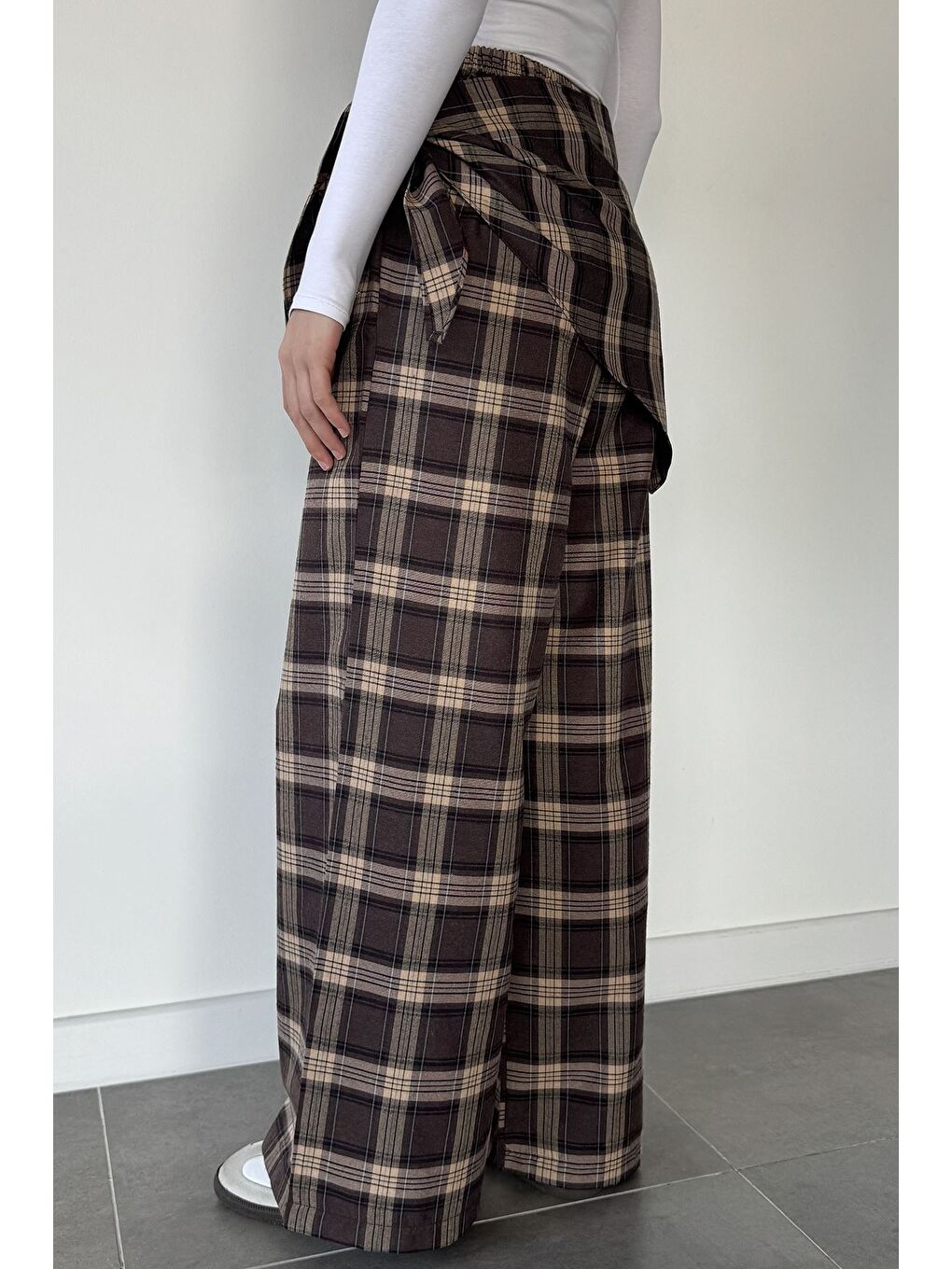 Kahverengi Kadın Bel Lastikli Ekose Desenli Fularlı Pantolon-2
