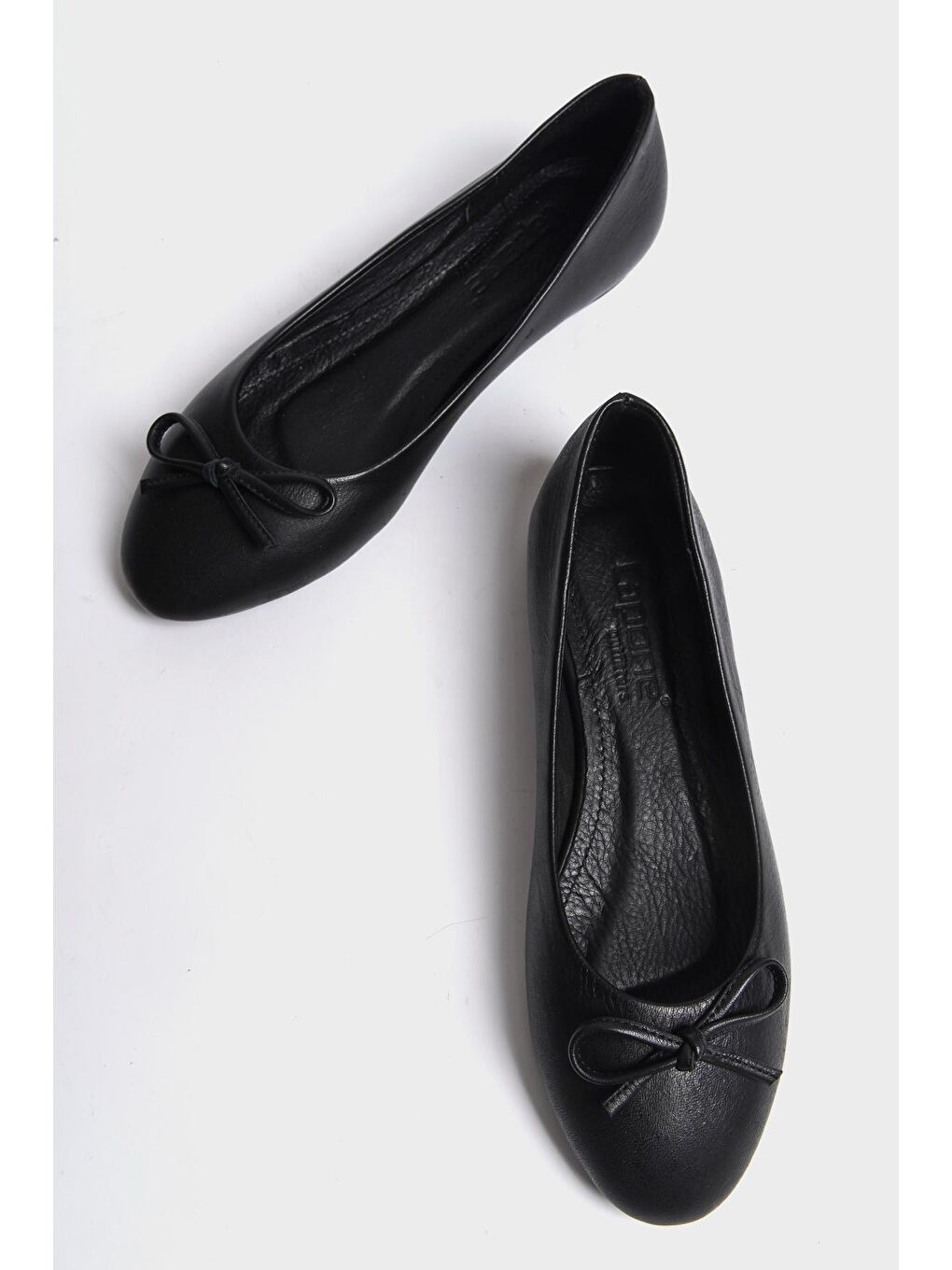 Siyah Bloom Hakiki Deri Fiyonklu Yuvarlak Burunlu Kadın Babet-1