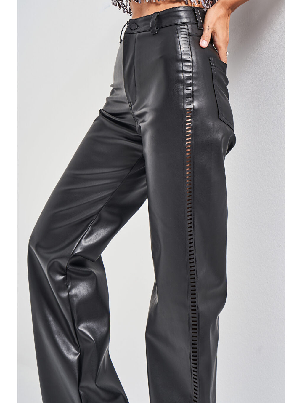 Kadın Siyah Renk w5-1 Straight Fit Yüksek Bel Yandan Detaylı Tasarım Deri Pantolon-2