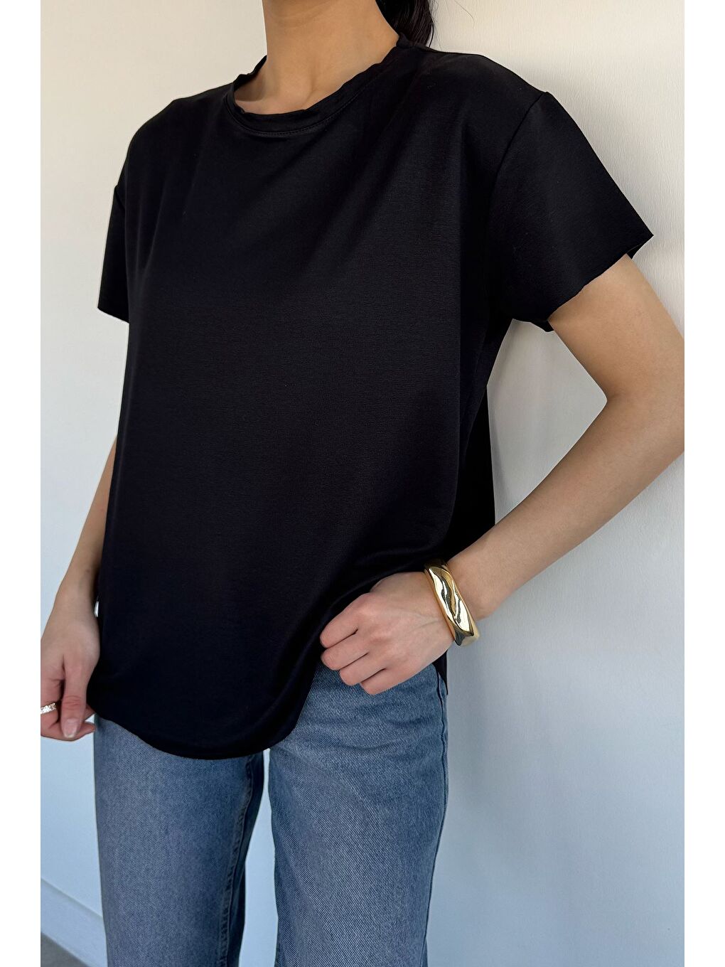 Siyah Kadın Bisiklet Yaka Lazer Kesim Tişört-1