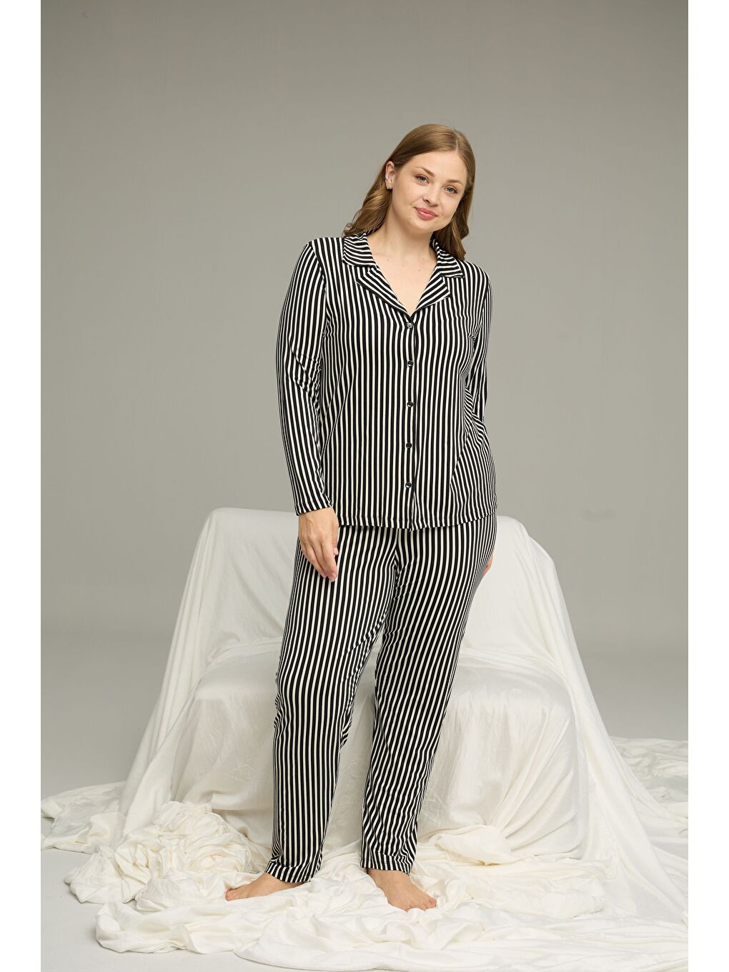 Siyah Desenli Büyük Beden Battal Boy Gömlek Yaka Düğmeli Milan Örme Pijama Takım25224328-1