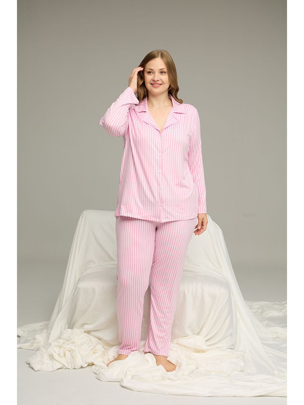 Pembe Desenli Büyük Beden Battal Boy Gömlek Yaka Düğmeli Milan Örme Pijama Takım25224327-1