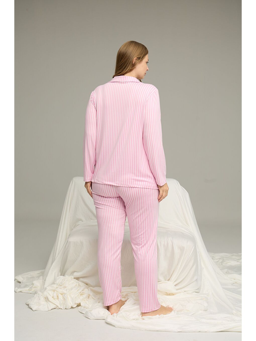 Pembe Desenli Büyük Beden Battal Boy Gömlek Yaka Düğmeli Milan Örme Pijama Takım25224327-2