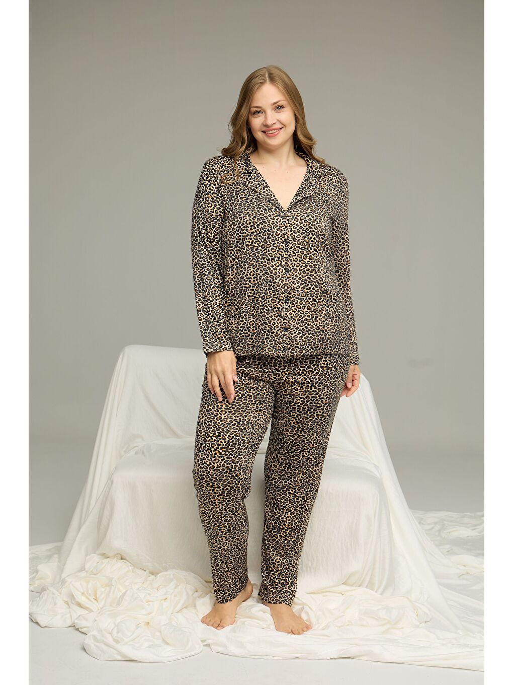 Karışık Leopar Desenli Büyük Beden Battal Boy Gömlek Yaka Düğmeli Milan Örme Pijama Takım25224326-1