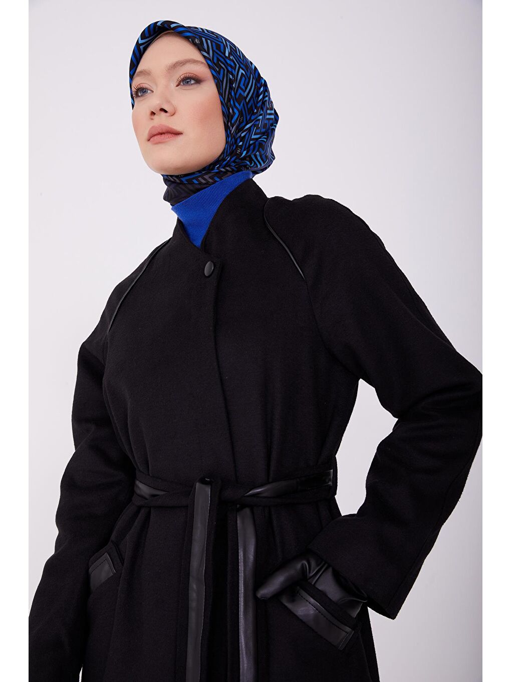 Siyah Deri Biyeli Tam Boy Manto 22K8209-2